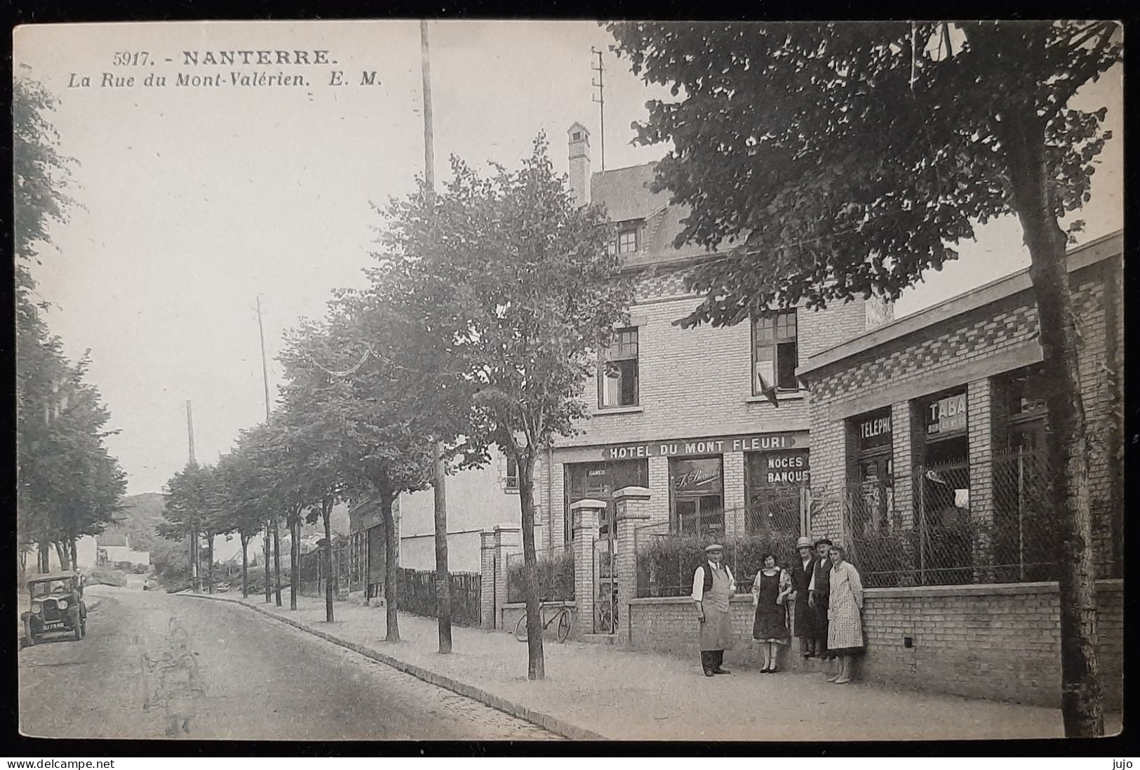 92 - NANTERRE  - La Rue Du Mont Valérien  -  HOTEL DU MONT FLEURI - Animée - Nanterre