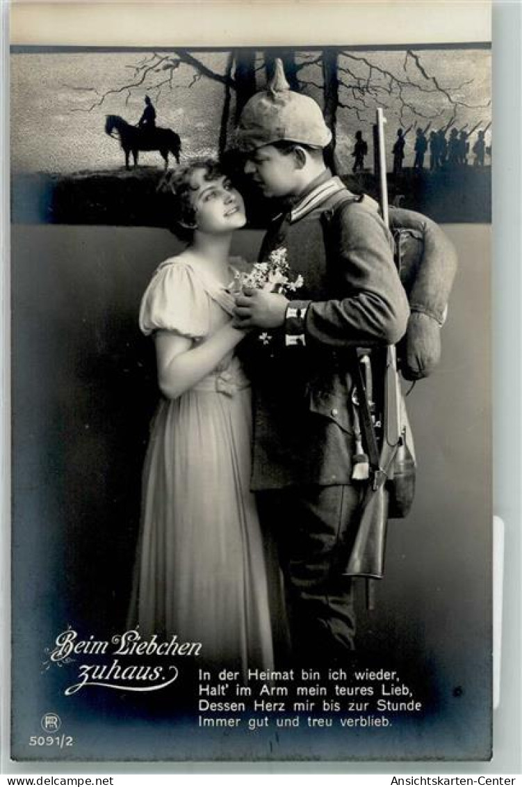 39805711 - Landser In Uniform Haelt Auf Heimaturlaub Seine Liebste Im Arm Fotostudioaufnahme Rotophot 5091/2 - Guerre 1914-18