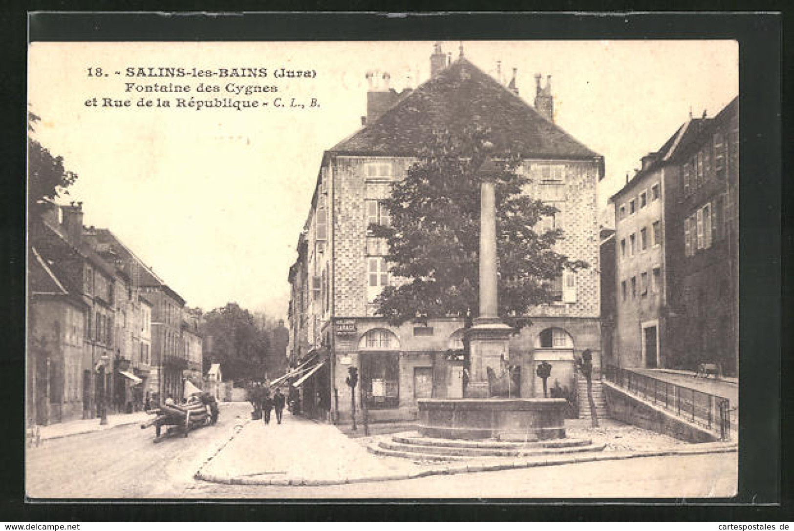 CPA Salins-les-Bains, Fontaine Des Cygnes Et Rue De La République  - Autres & Non Classés