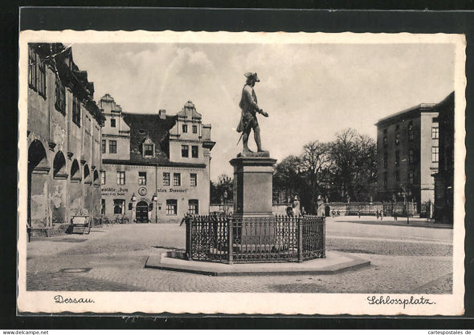 AK Dessau, Schlossplatz Mit Denkmal Und Gaststätte Zum Alten Dessauer  - Dessau