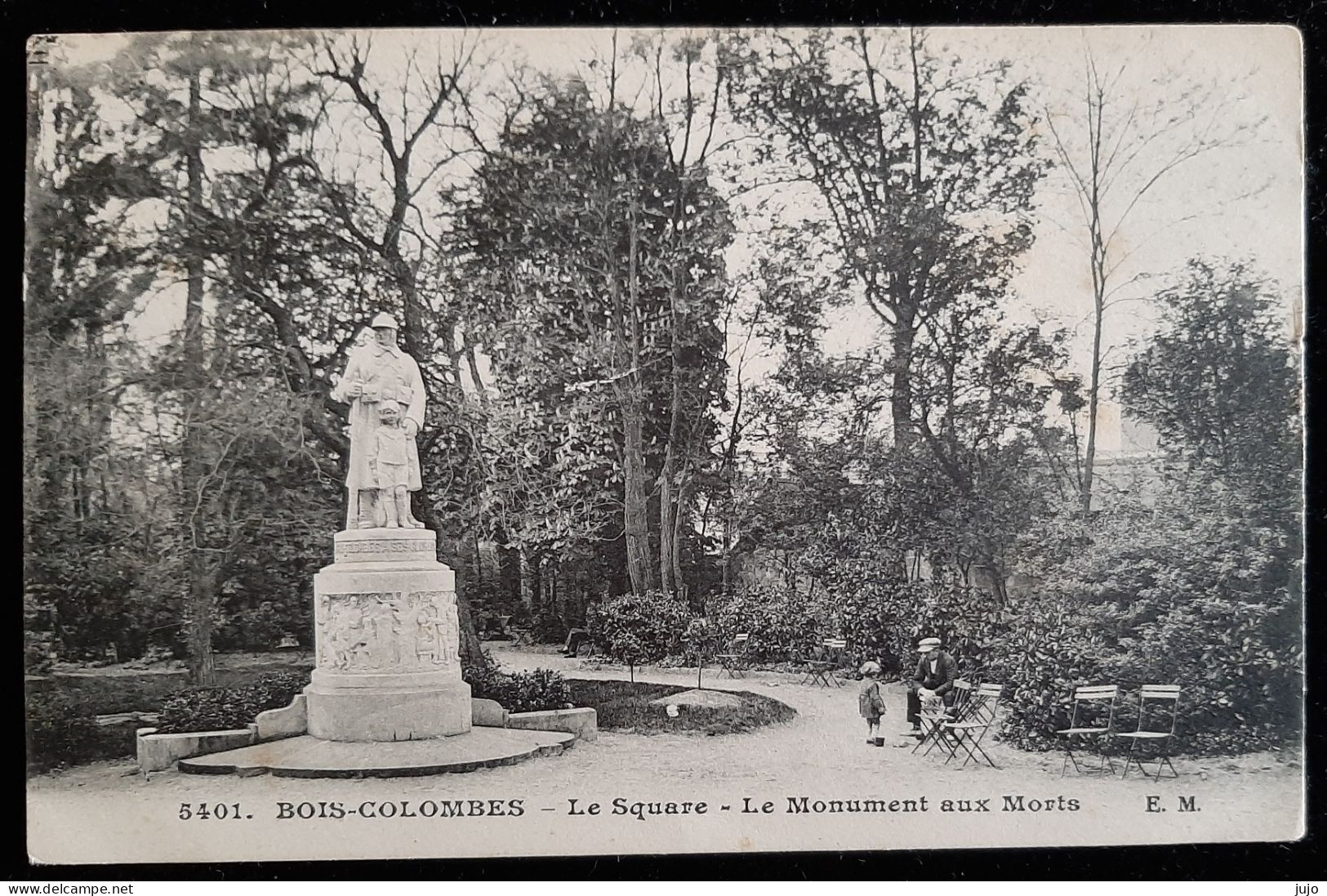 92 - BOIS COLOMBES - Le Square - Le Monument Aux Morts - Autres & Non Classés