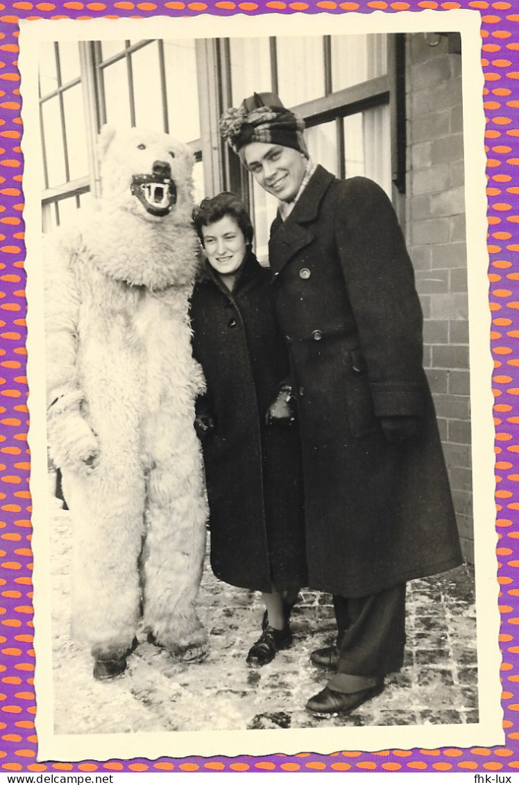 CARTE  PHOTO ANCIENNE 8,5 X 13,8  - GROUPE AVEC PERSONNAGE DEGUISEMENT OURS BLANC - KARNEVAL 1956 IN KOLN - Personnes Anonymes