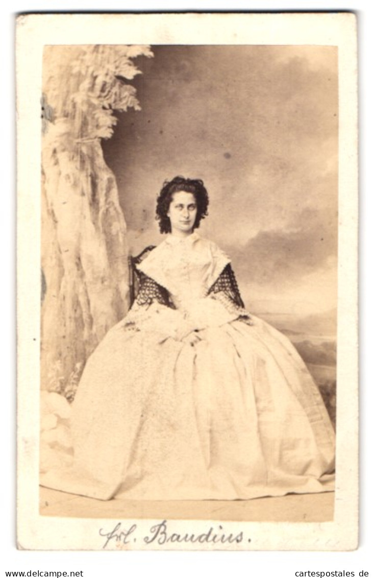 Fotografie Carl Mahlknecht, Wien, Portrait Auguste Wilbrandt-Baudius Im Hellen Reifrock Kleid  - Célébrités