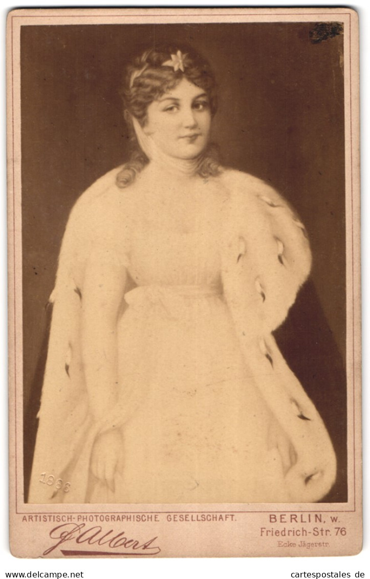 Fotografie F. Albert, Berlin, Friedrich-Str. 76, Portrait Prinzessin Luise Von Preussen Im Königsmantel  - Célébrités