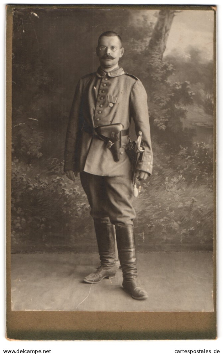 Fotografie Unbekannter Fotograf Und Ort, Portrait Uffz In Feldgrau Uniform Mit Orden Und Pistolentasche, Säbel  - Krieg, Militär