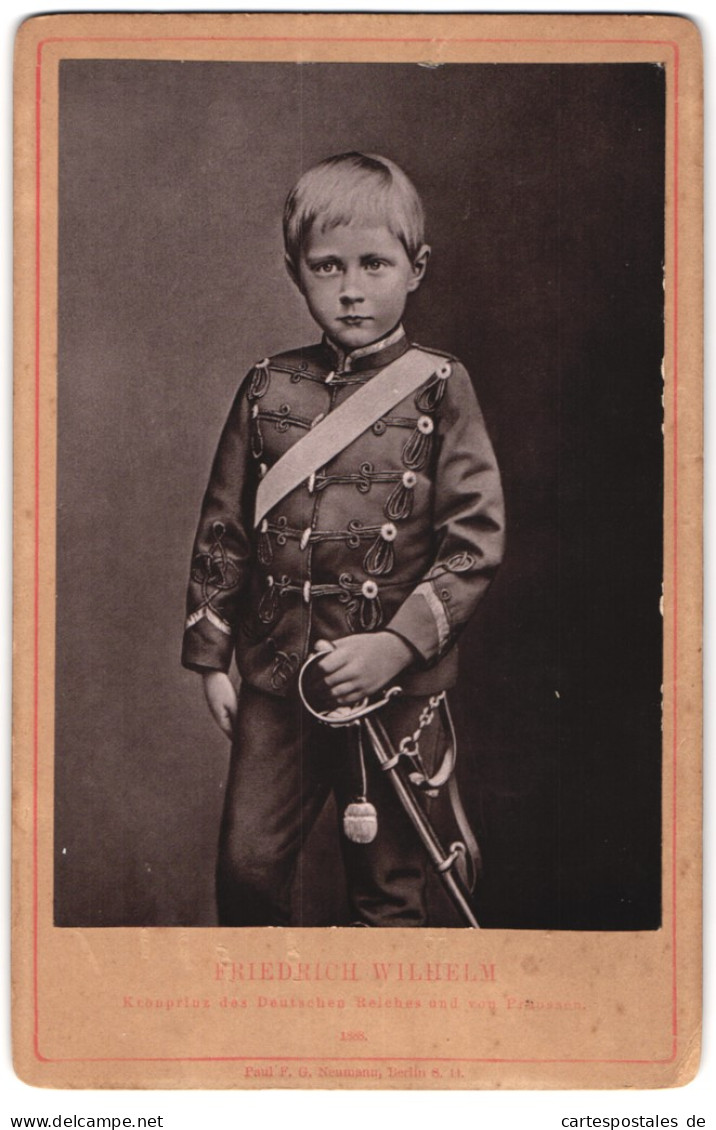 Fotografie Paul F. G. Neumann, Berlin, Portrait Kronprinz Friedrich Wilhelm In Uniform Mit Säbel  - Célébrités