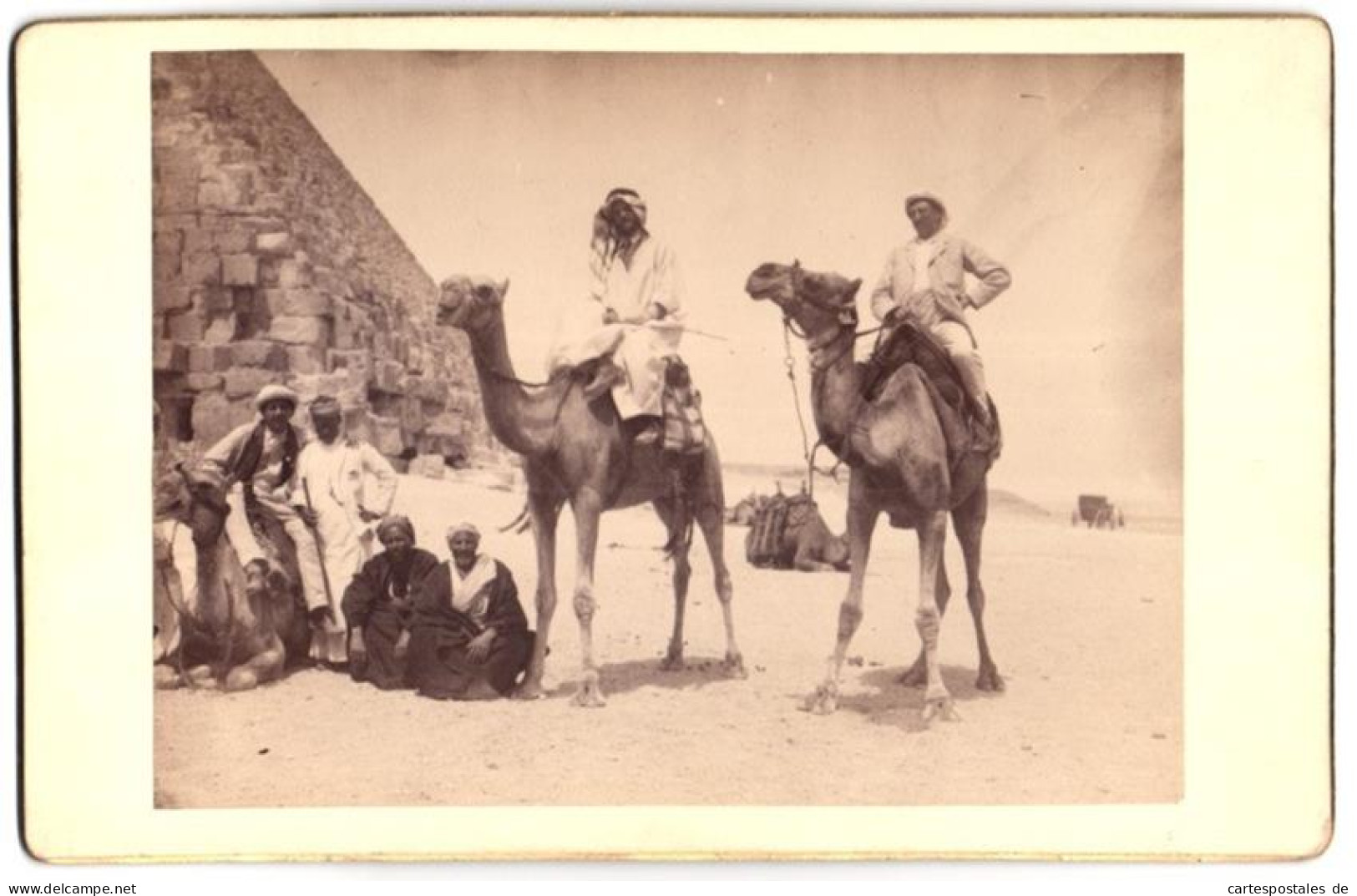 Photo Photographe Inconnu,  Vue De Giseh - Gizeh, Ägyptische Führer & Europäer Auf Kamel Bei Den Pyramiden  - Lieux