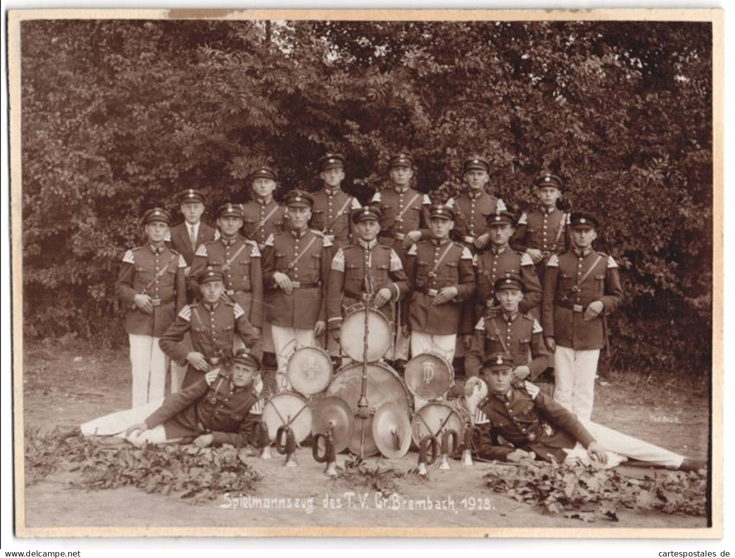 Fotografie Unbekannter Fotograf, Ansicht Grossbrembach, Spielmannszug Des T.V. Grossbrembach 1928, Musiker In Uniform  - Guerre, Militaire