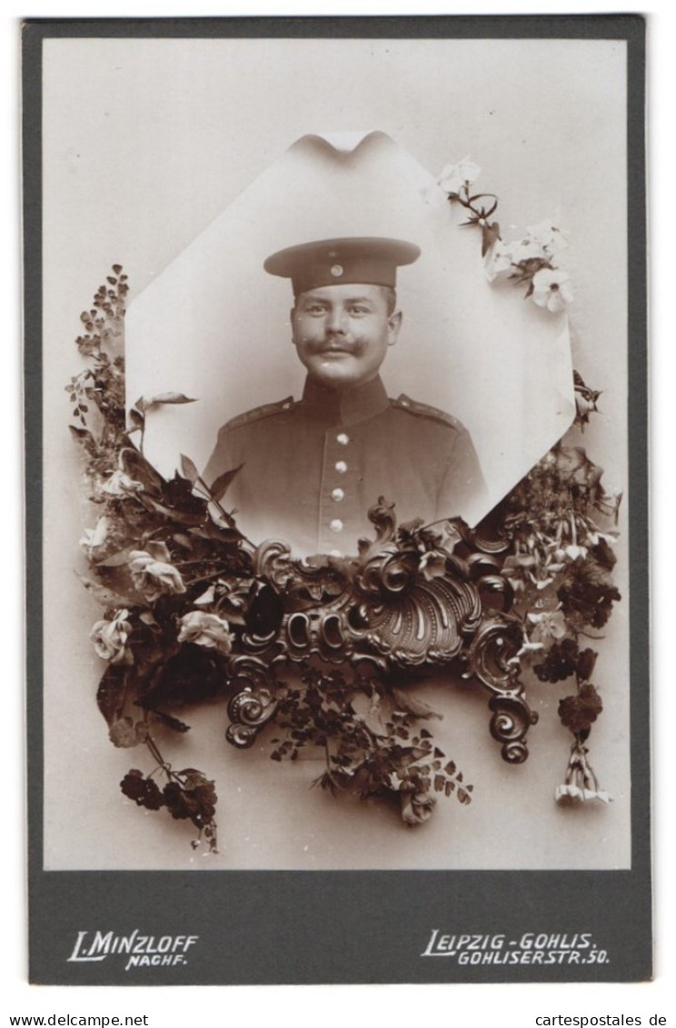 Fotografie L. Minzloff, Leipzig, Gohliserstr. 50, Soldat Des Art.-Rgts. In Uniform Im Mit Blumen Verzierten Passeparto  - Guerre, Militaire