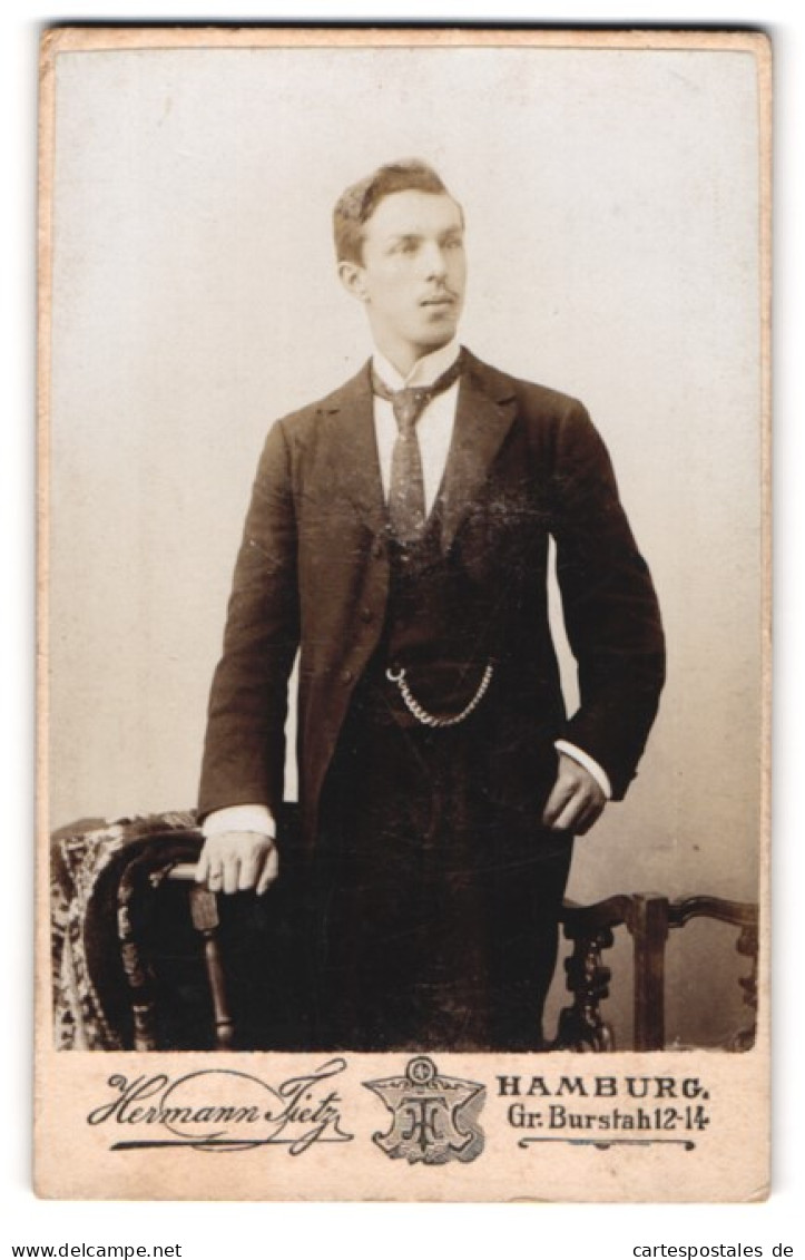 Fotografie Hermann Tietz, Hamburg, Gr. Burstah 12-14, Junger Herr Im Anzug Mit Krawatte  - Personnes Anonymes