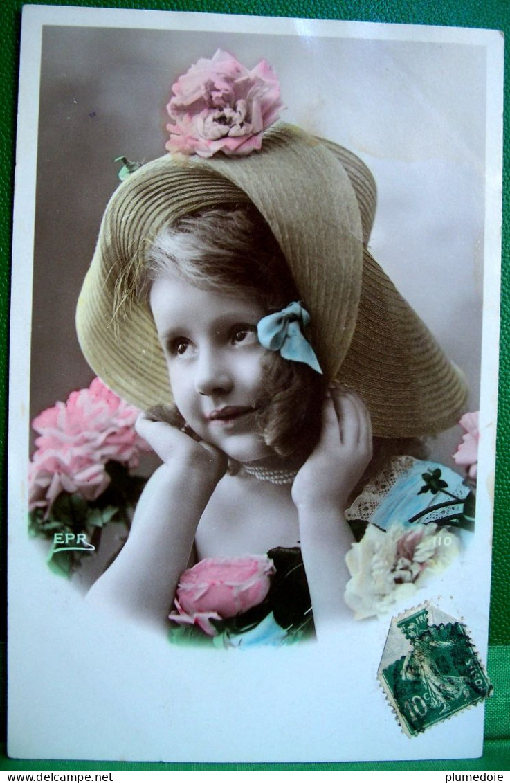 Cpa Photo BELLE PETITE FILLE  CHAPEAU ET FLEURS   PORTRAIT CUTE GIRL HAT AND FLOWERS OLD RPPC - Portraits