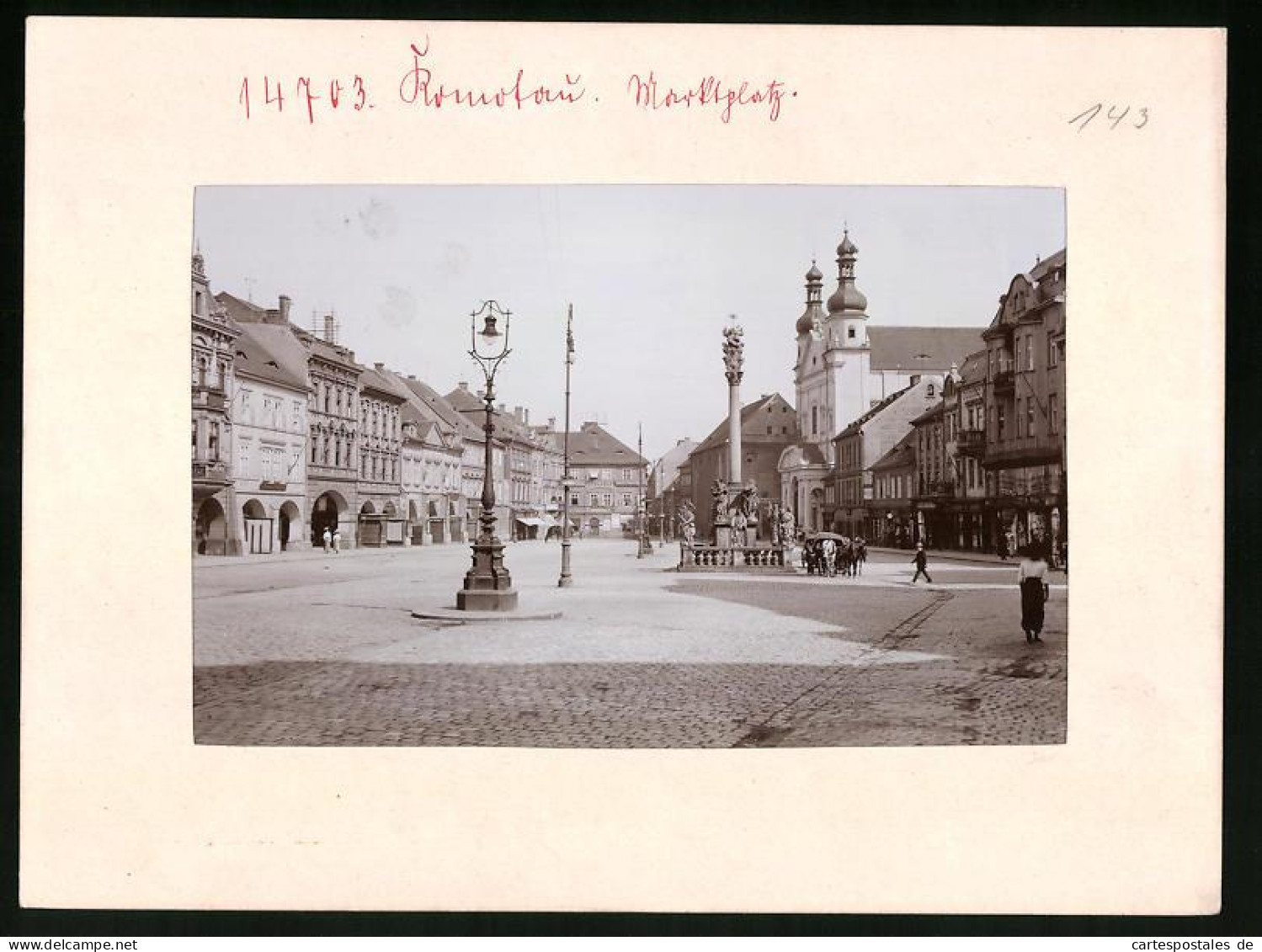 Fotografie Brück & Sohn Meissen, Ansicht Komotau, Marktplatz, Dreifaltigkeitssäule, Blick Auf K.u.K. Infanterie Kase  - Lieux