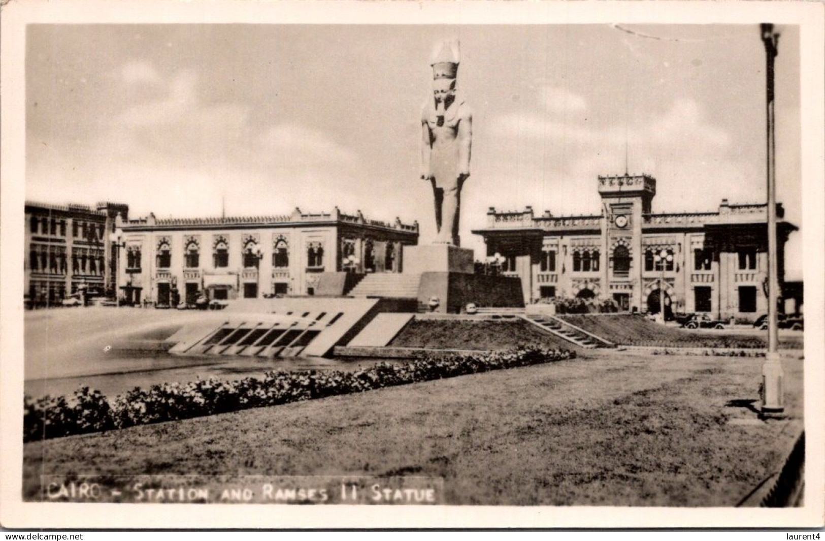 18-5-2024 (5 Z 28) Egypt (b/w Very Old) Cairo Station & Ramses II Statue - Gares - Sans Trains