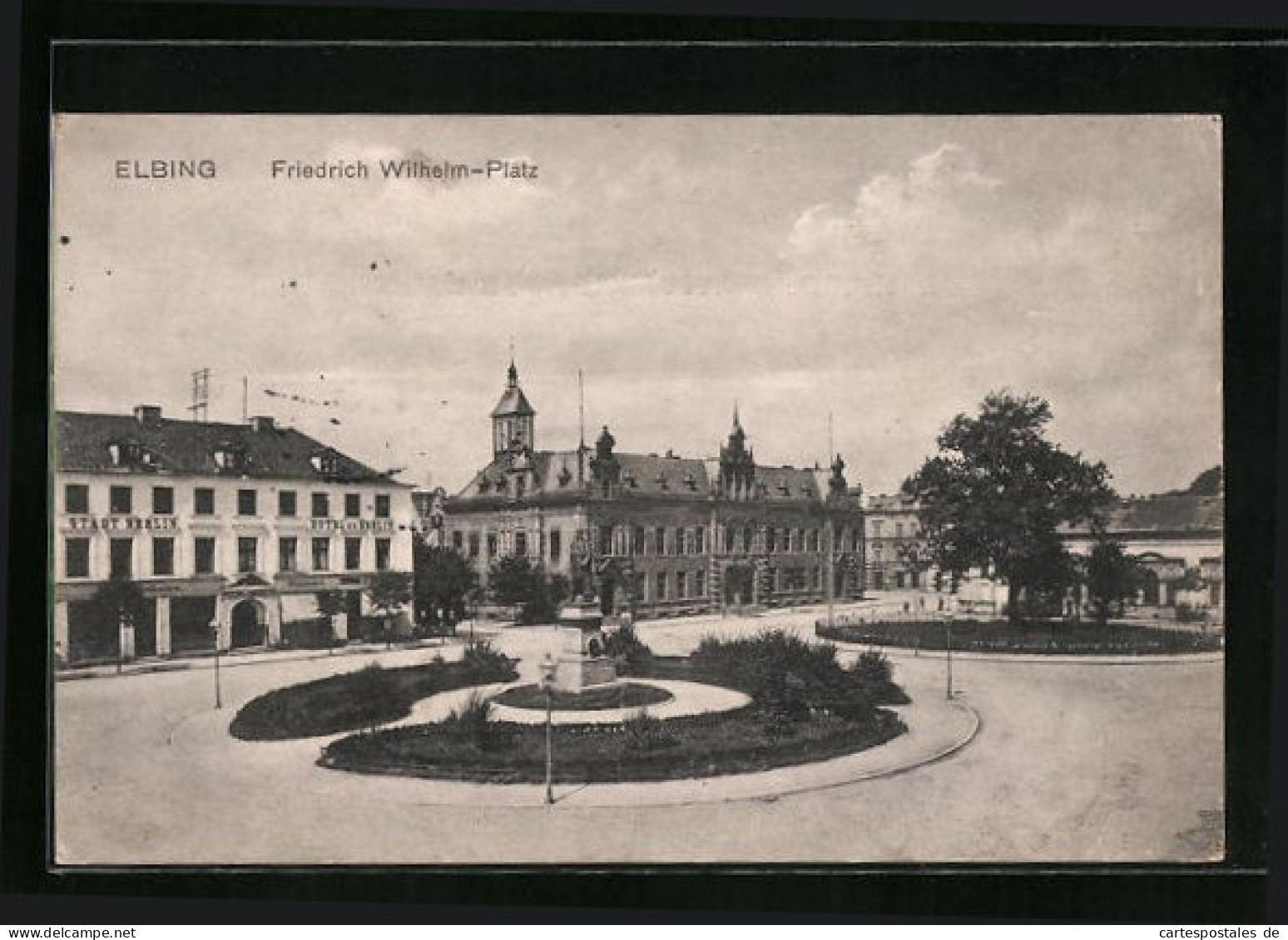 AK Elbing, Friedrich Wilhelm-Platz Mit Hotel De Berlin  - Westpreussen