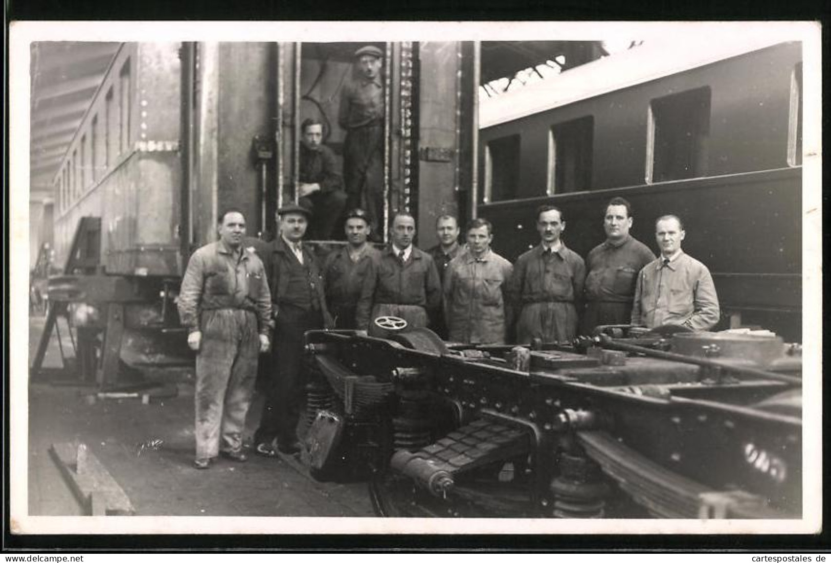 Fotografie Eisenbahn-Werk, Fabrikarbeiter In Einer Fertigungsstrasse Für Personen-Waggons  - Trains