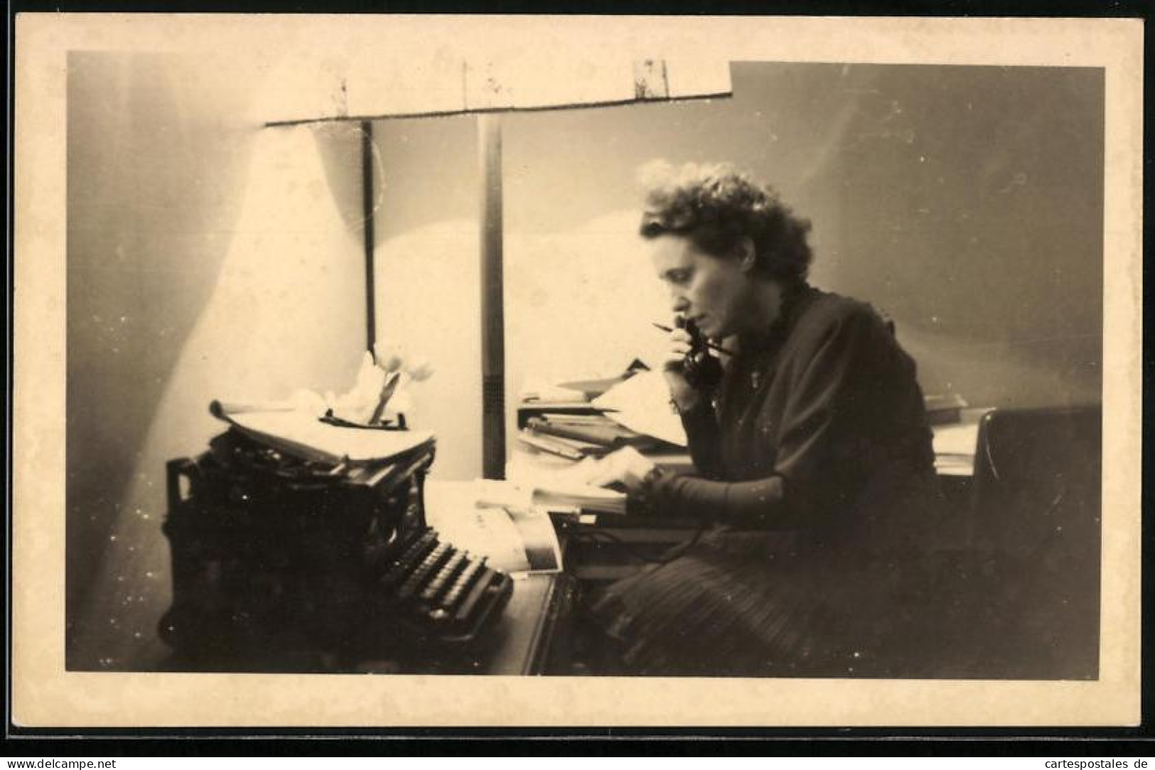 Fotografie Sekretärin Bei Der Arbeit Mit Schreibmaschine, Typewriter  - Métiers