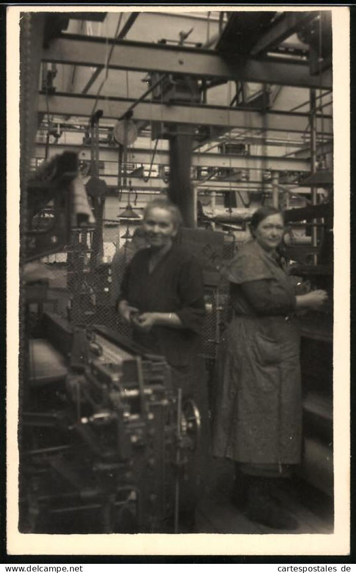 Fotografie Fabrikarbeiterinnen Beim Bestücken Von Fertigungsmaschinen In Einer Fabrik  - Professions