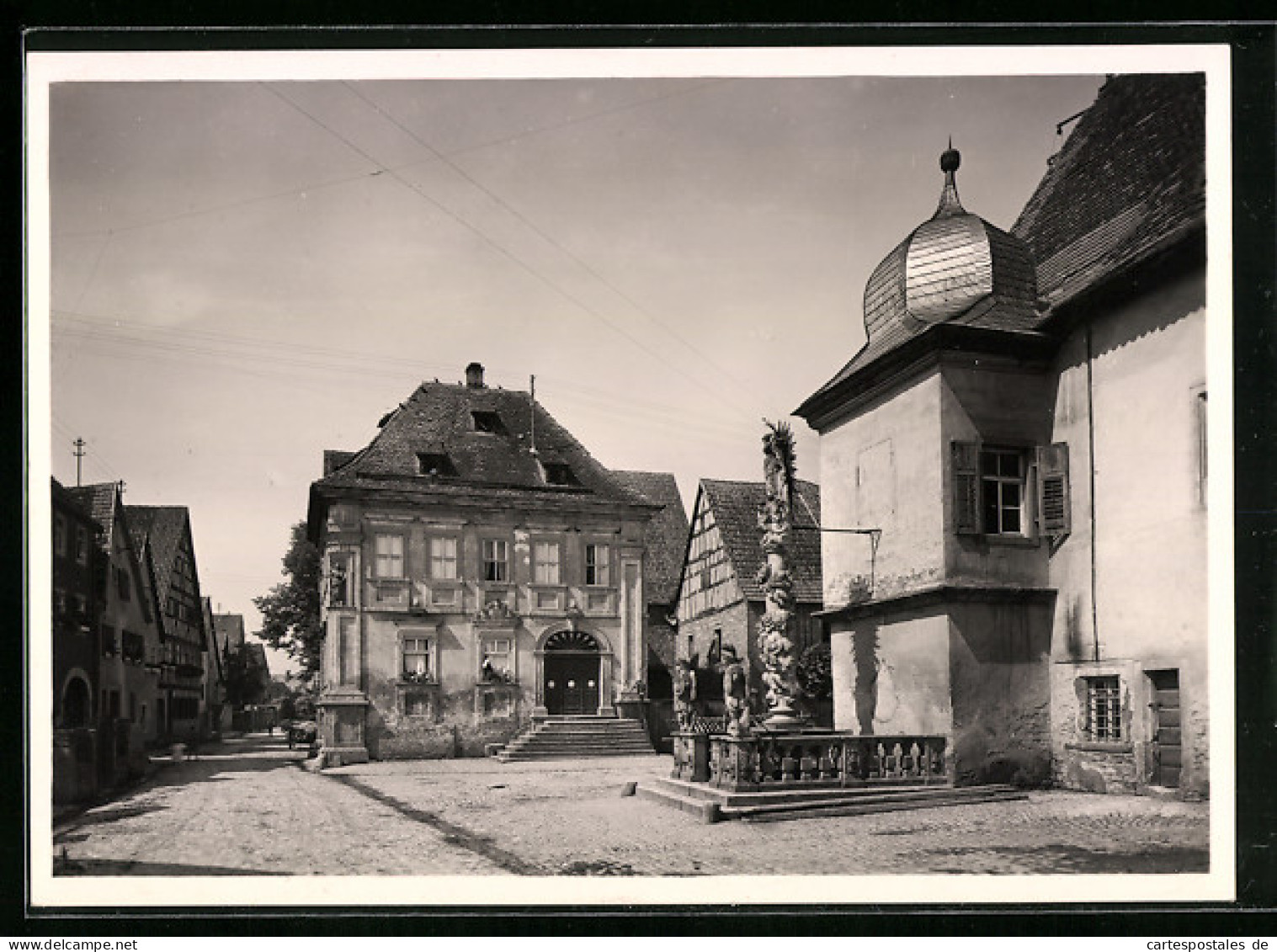 Foto-AK Deutscher Kunstverlag, Nr. 2: Frickenhausen Bei Ochsenfurt, Rathaus Und Mariensäule  - Photographie