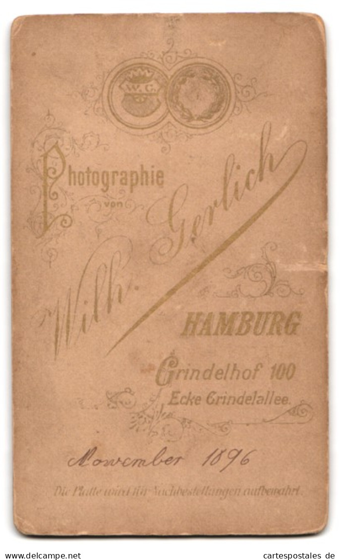 Fotografie Wilh. Gerlich, Hamburg, Grindelhof 100 Ecke Grindelallee, Junge Dame Im Kleid Mit Puffärmeln  - Anonymous Persons