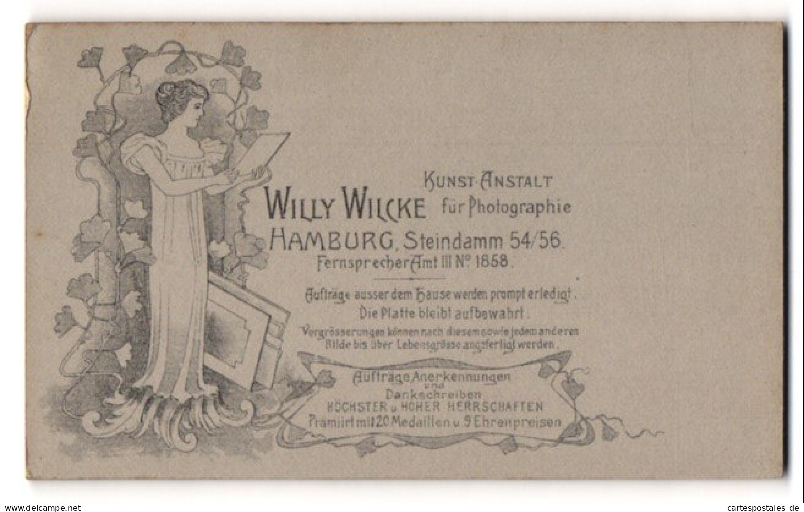 Fotografie Willy Wilcke, Hamburg, Steindamm 54 /56, Junge Frau Im Kleid Betrachtet Eine Fotografie, Jugendstil  - Personnes Anonymes