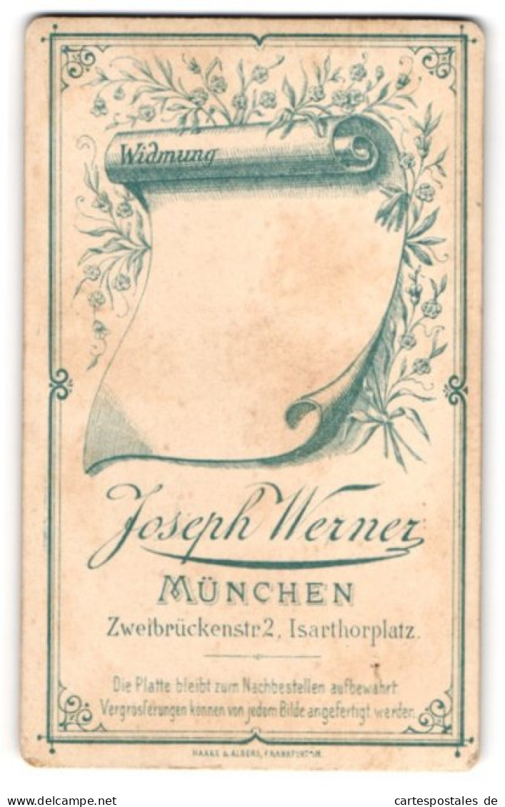 Fotografie Joseph Werner, München, Zweibrückenstr. 2, Ausgerolltes Pergamant Mit Schriftzug Widmung Samt Blumen  - Personnes Anonymes