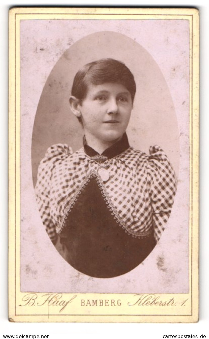 Fotografie B. Haaf, Bamberg, Junge Frau Pine Herrmann Im Gemusterten Kleid, 1890  - Anonieme Personen