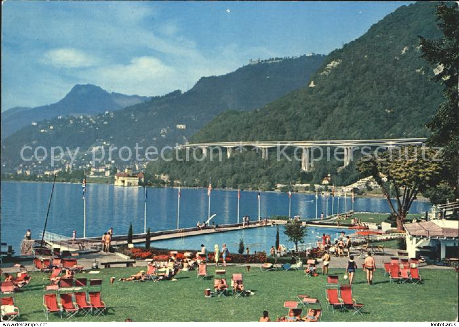 11695149 Montreux VD Blick Auf Schloss Chillon Schwimmbad Und Autobahn Montreux - Autres & Non Classés