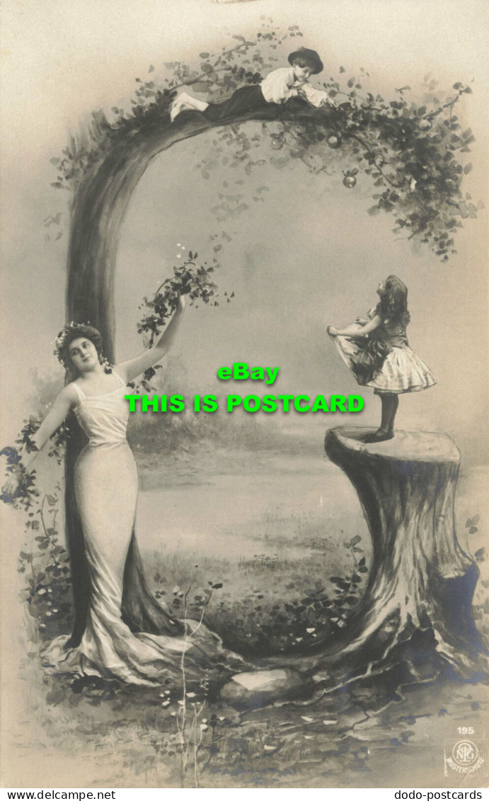 R585523 A Woman And A Girl Are Standing By A Tree. N. P. G - Monde
