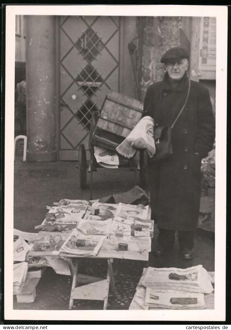 Fotografie Unbekannter Fotograf, Ansicht Hamburg-Altona, Zeitungsverkäufer Am Bahnhof 1952  - Professions