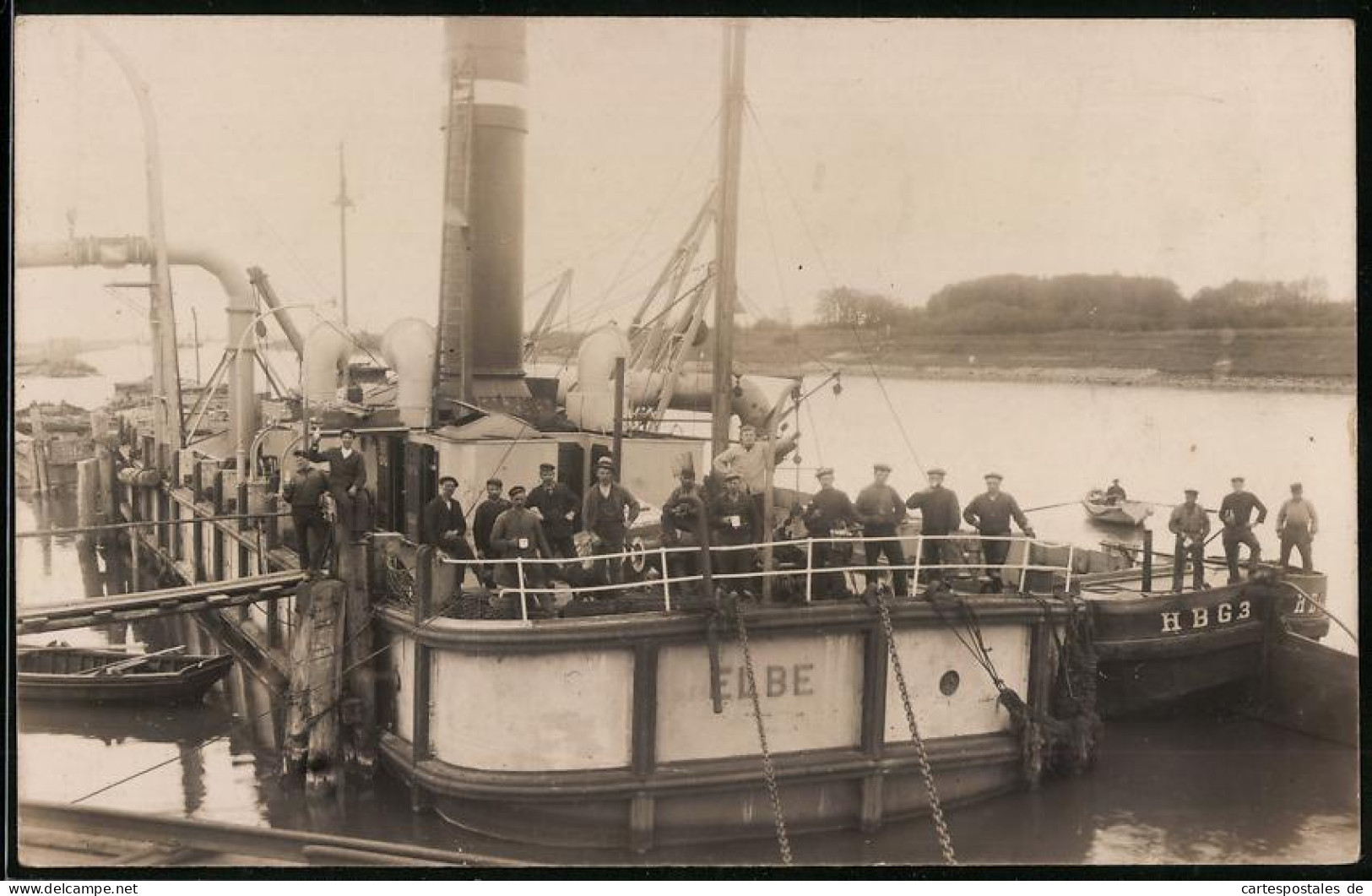 Fotografie Rothe & Co., Hamburg, Baggerschiff Elbe Mit Besatzung Beim Vertiefen Der Fahrrinne  - Schiffe