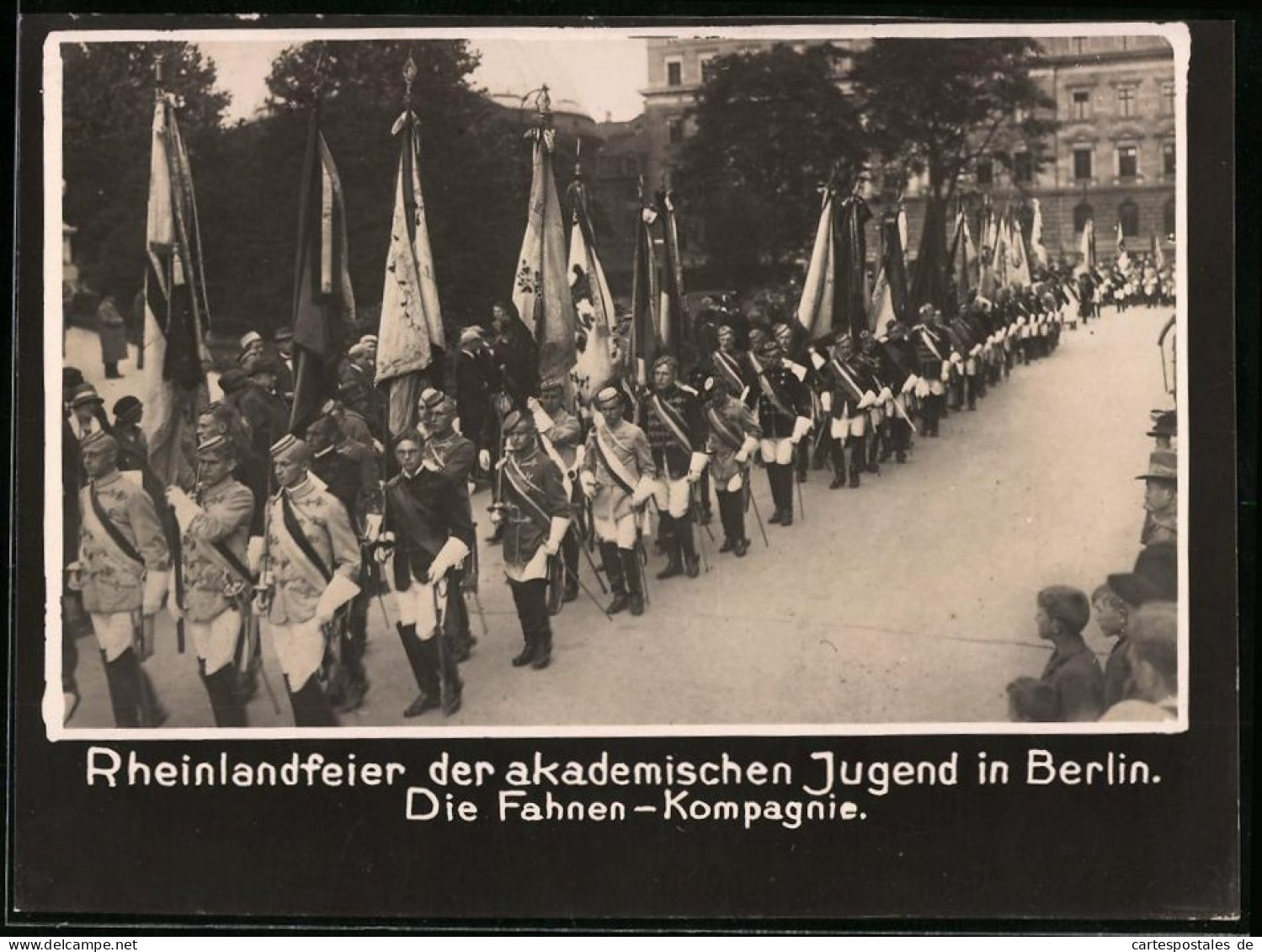 Fotografie Unbekannter Fotograf, Ansicht Berlin, Rheinlandfeier Der Akademischen Jugend, Fahnen-Kompagnie  - Personnes Anonymes