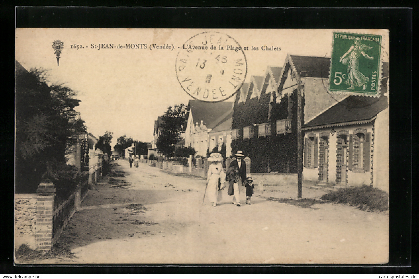 CPA St-Jean-de-Monts, L`Avenue De La Plage Et Les Chalets  - Saint Jean De Monts