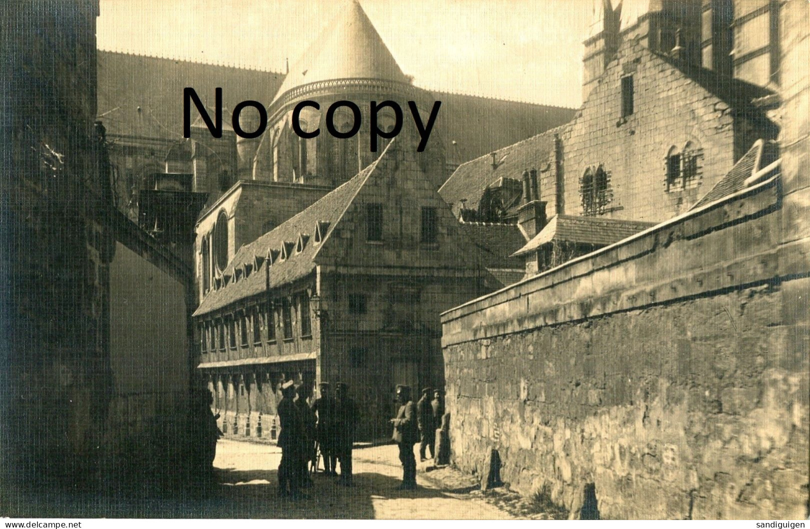 CARTE PHOTO ALLEMANDE - OFFICIERS PRES DE LA CATHEDRALE ET LA BIBLIOTHEQUE DU CHAPITRE A NOYON OISE - GUERRE 1914 1918 - Guerre 1914-18