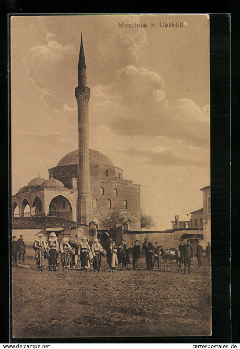 AK Skopje / Ueskueb, Einheimische Vor Der Moschee  - North Macedonia