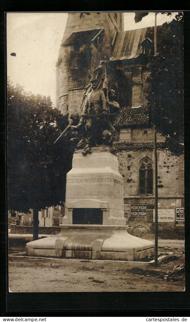 CPA Figeac, Monument An Der L'Église  - Figeac