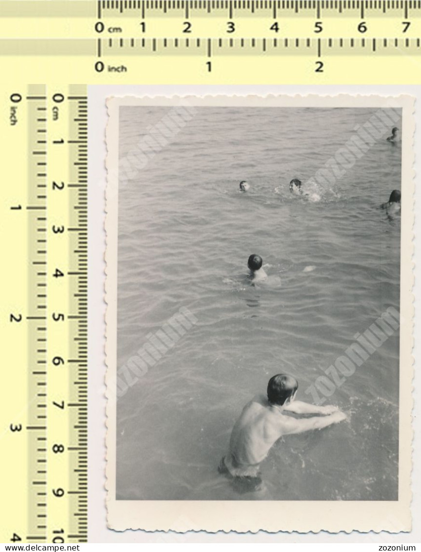 REAL PHOTO Beach Scene Boys In Water Garcons Dans L'eau Sur La Plage SNAPSHOT - Personnes Anonymes