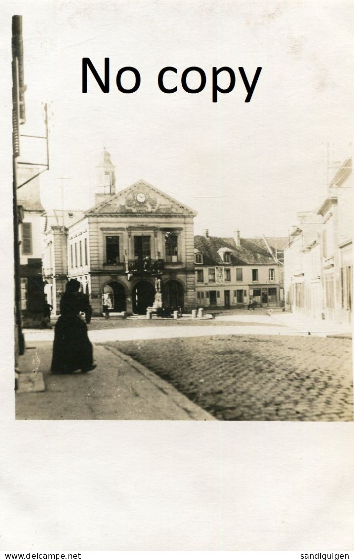 CARTE PHOTO ALLEMANDE - RUE ANIMEE ET CIVILS PRES DE L'HOTEL DE VILLE DE BLERANCOURT AISNE - GUERRE 1914 1918 - Guerre 1914-18