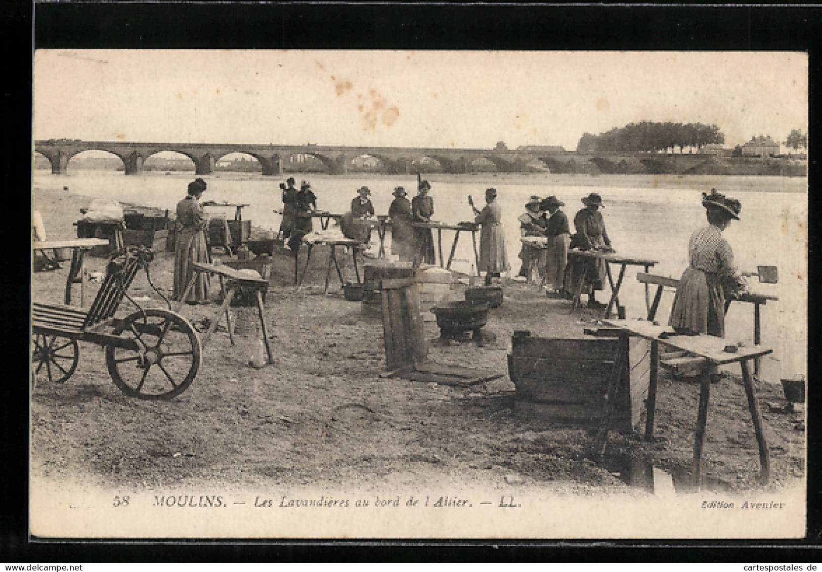 CPA Moulins, Les Lavandières Au Bord De L`Allier  - Moulins