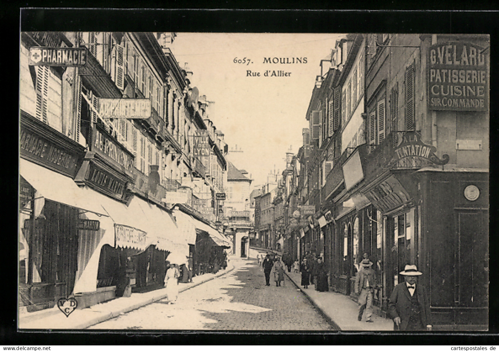CPA Moulins, Rue D`Allier Avec Pharmacie  - Moulins