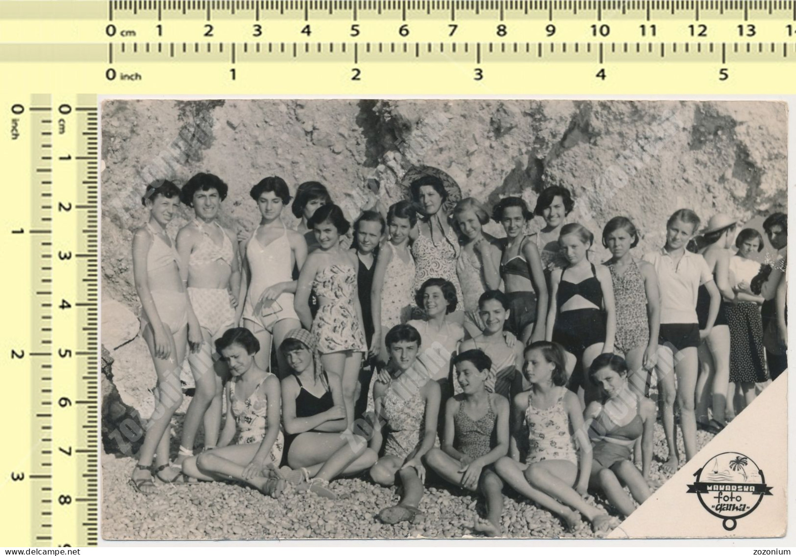 REAL PHOTO 1953 Group Kids School Girls With Teachers On Beach Enfants Sur Plage Fillettes, Makarska - Personnes Anonymes