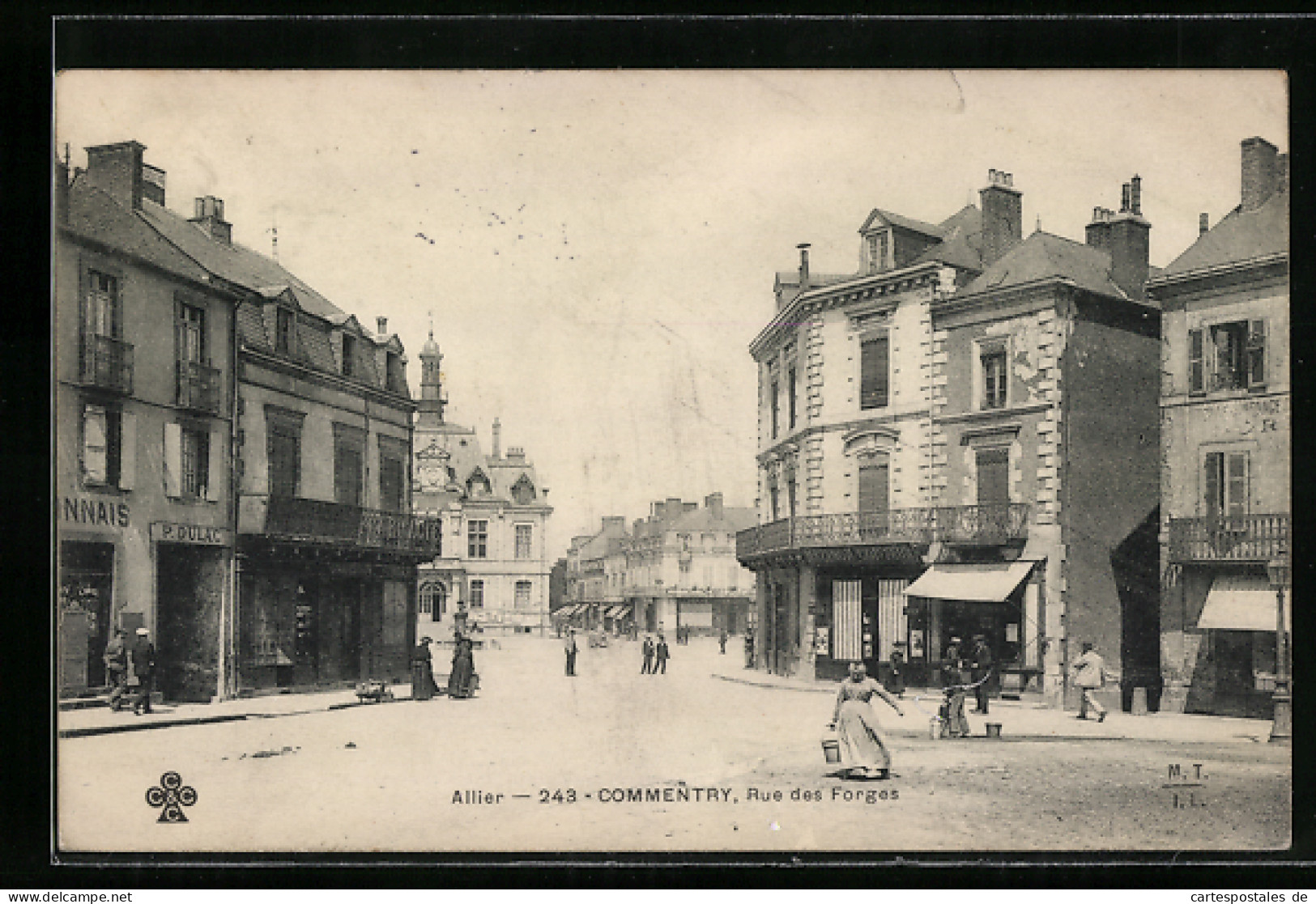 CPA Commentry, Boutiques Dans La Rue Des Forges  - Commentry