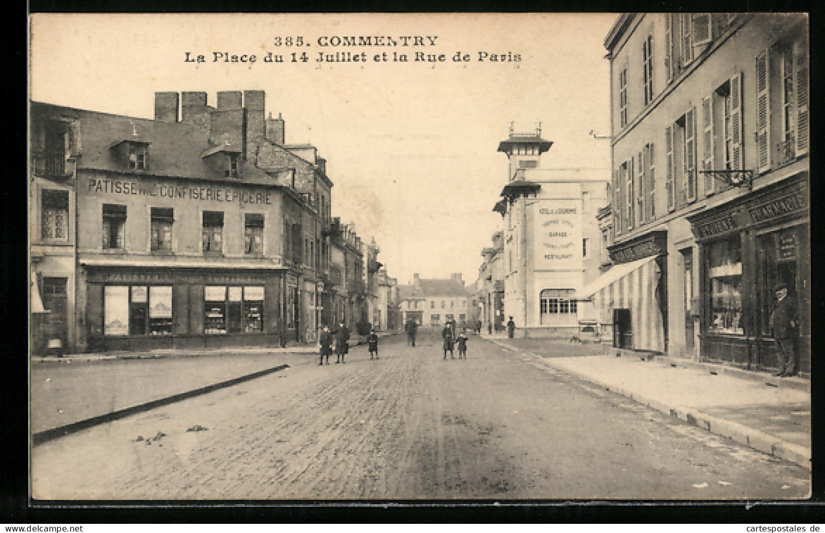 CPA Commentry, La Place Du 14 Juillet Et La Rue De Paris  - Commentry