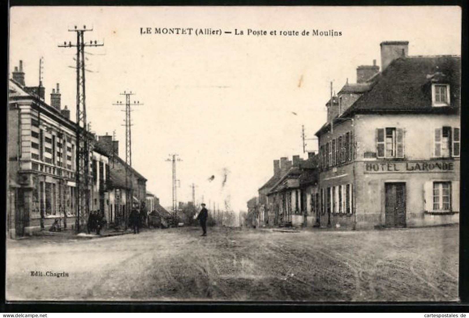 CPA Le Montet, La Poste Et Route De Moulins, Hotel Laronde  - Autres & Non Classés