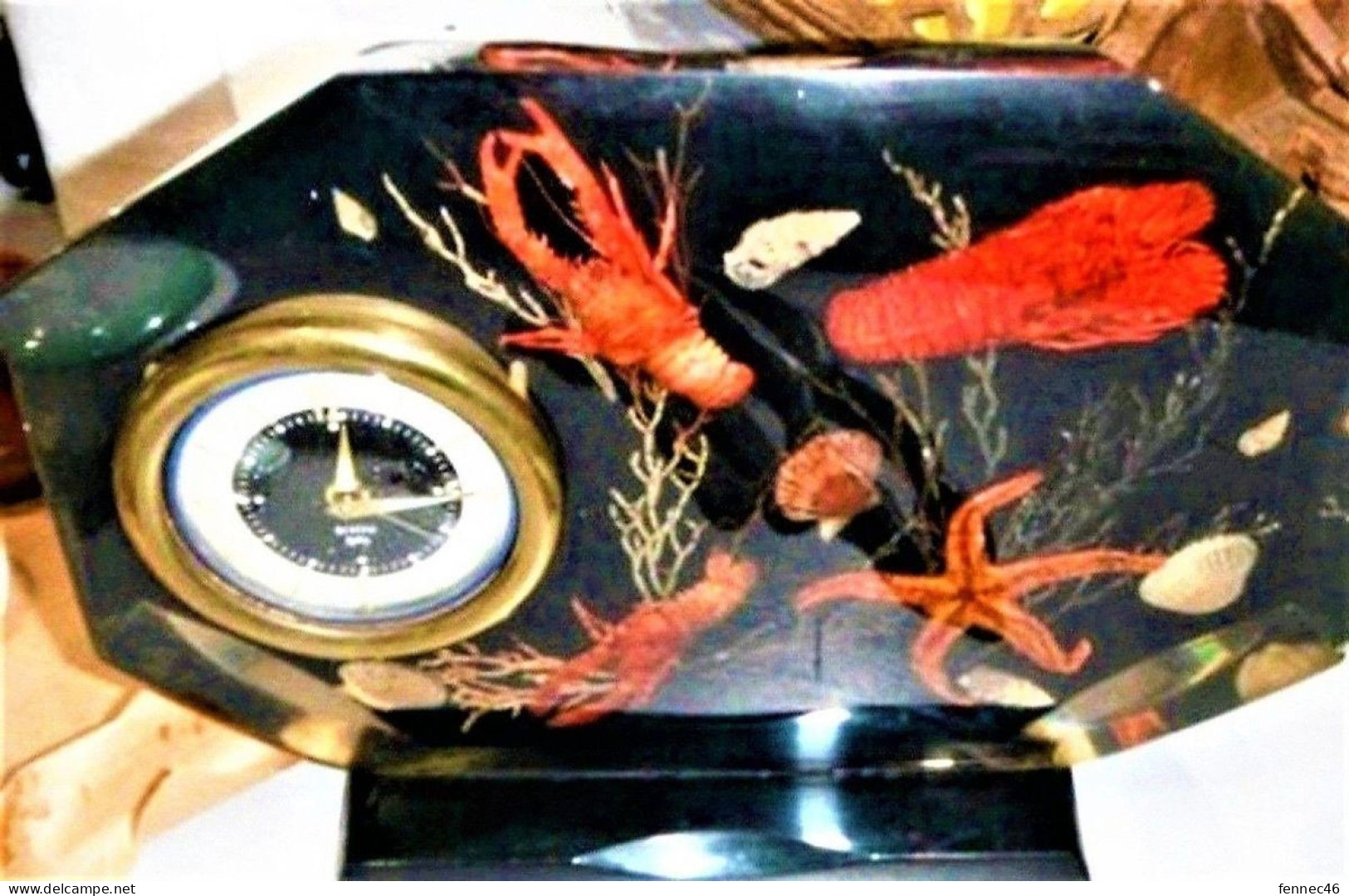 * Petite Horloge Sur Fond Noir Décorée De Crustacés Années 60-70 - Clocks