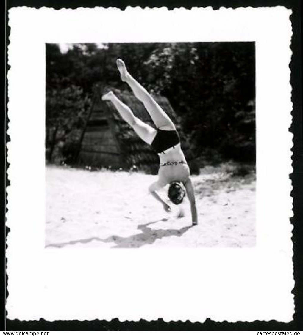 Fotografie Bademode, Sportliche Frau Im Bikini Beim Handstand Am Strand  - Autres & Non Classés