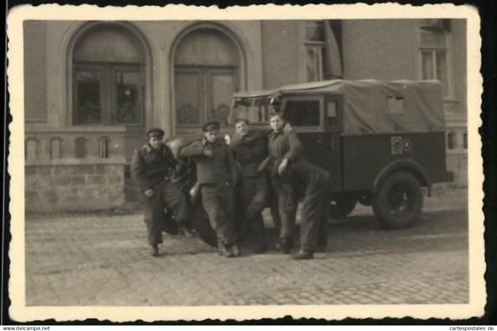 Fotografie DDR KVP-Kasernierte Volkspolizei Mit Geländewagen, Auto  - Guerre, Militaire