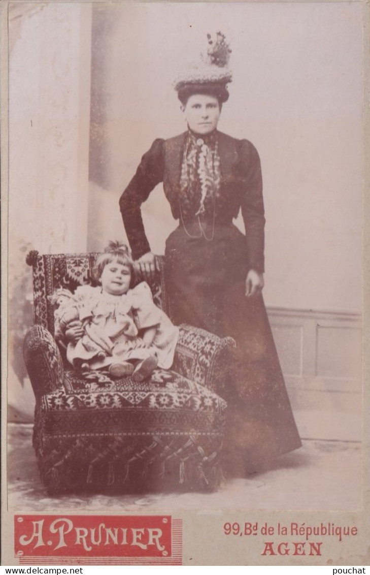 C14-47)  AGEN - CARTE PHOTO A. PRUNIER - VERS 1880 -  UNE FEMME AGENAISE AVEC FILLETTE ET POUPEE - Agen