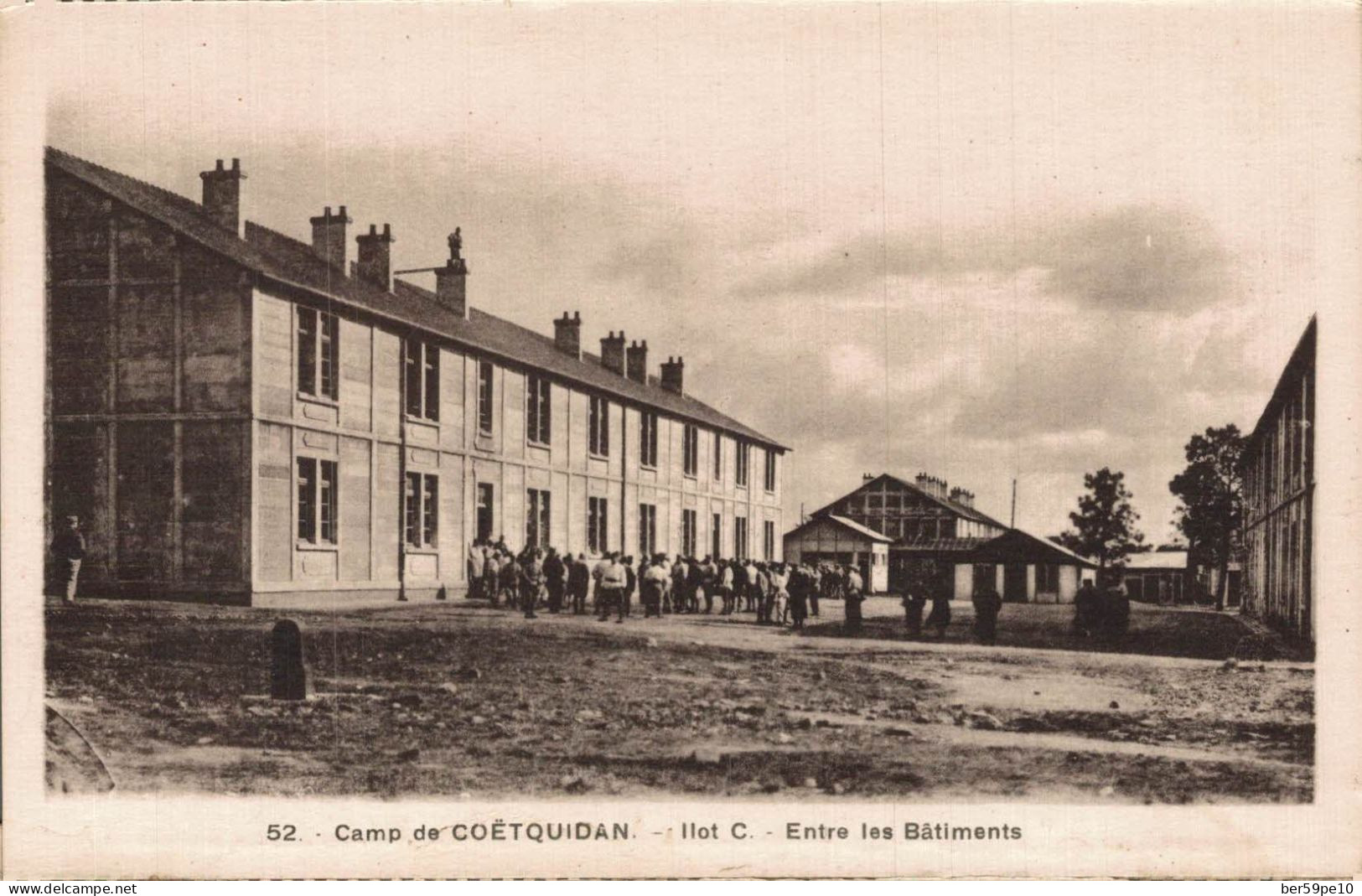 56 CAMP DE COETQUIDAN ILOT C ENTRE LES BATIMENTS GROUPE DE SOLDATS - Guer Cötquidan