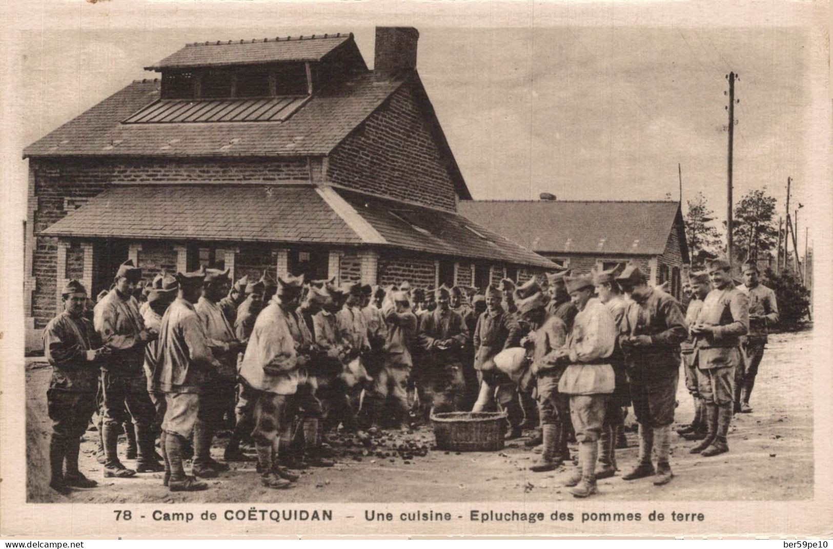 56 CAMP DE COETQUIDAN UNE CUISINE EPLUCHEGE DES POMMES DE TERRE GROUPE DE SOLDATS - Guer Cötquidan