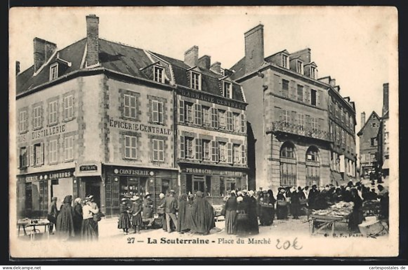 CPA La Souterraine, Place Du Marché  - La Souterraine